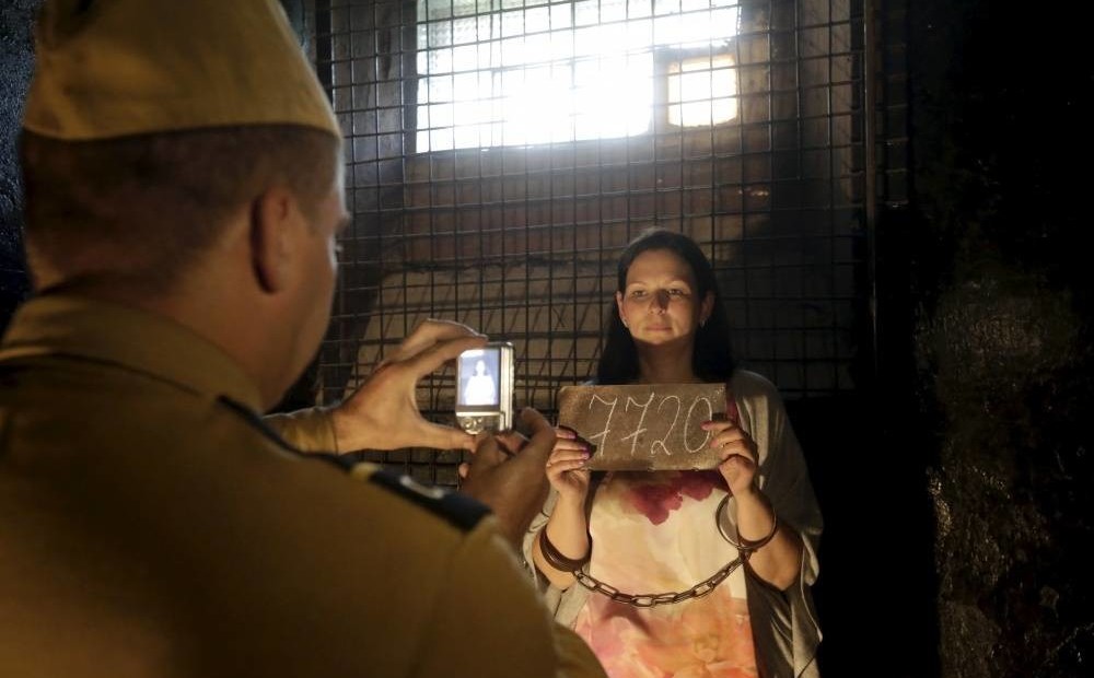 Юная проститутка в тюремной камере переспала со следователем