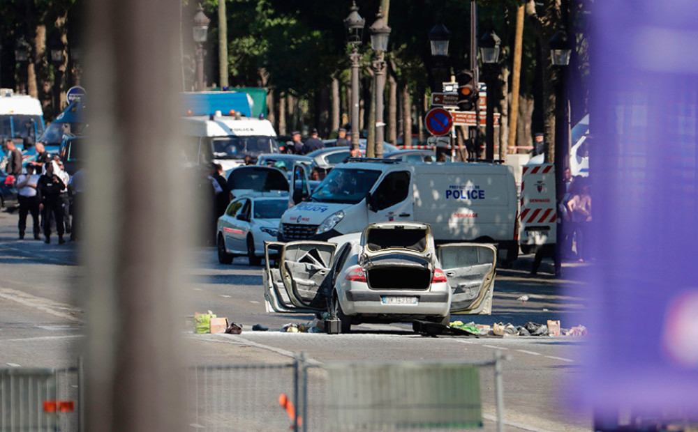 Neizdevies terorakts Parīzē: Elizejas laukos policijas busiņā ietriecas automašīna