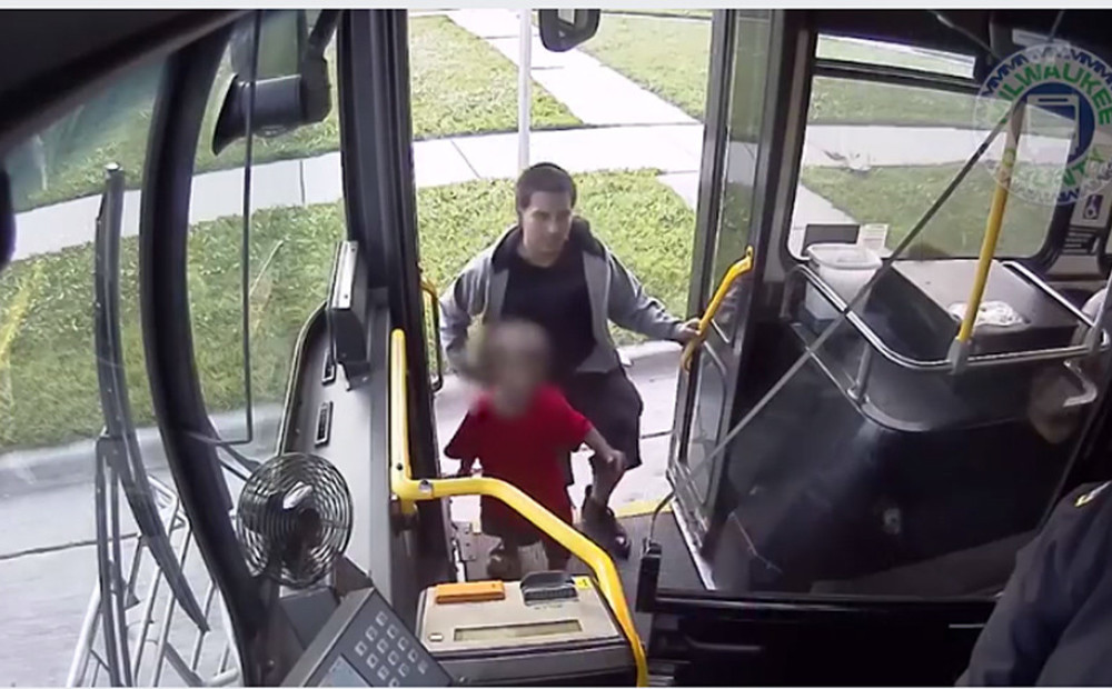 Modrs autobusa šoferis palīdz ģimenē atgriezties pazudušam puisītim