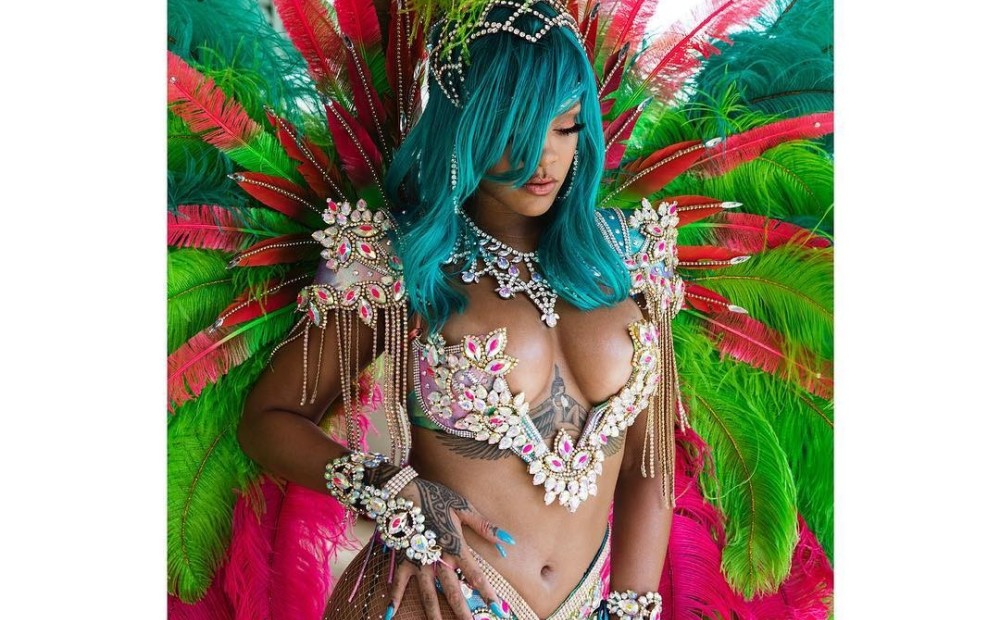 Rianna dodas uz karnevālu Barbadosā. Tērps liek elpai aizrauties!