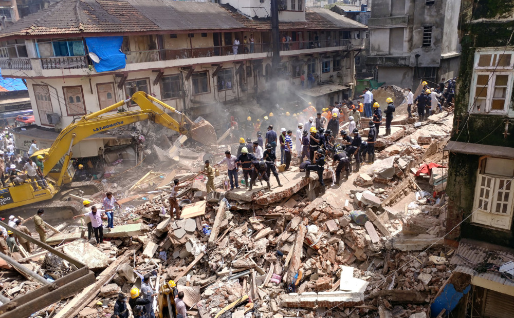 Mumbajā sabrukusi četrstāvu māja, zem drupām aprakti 40 cilvēki