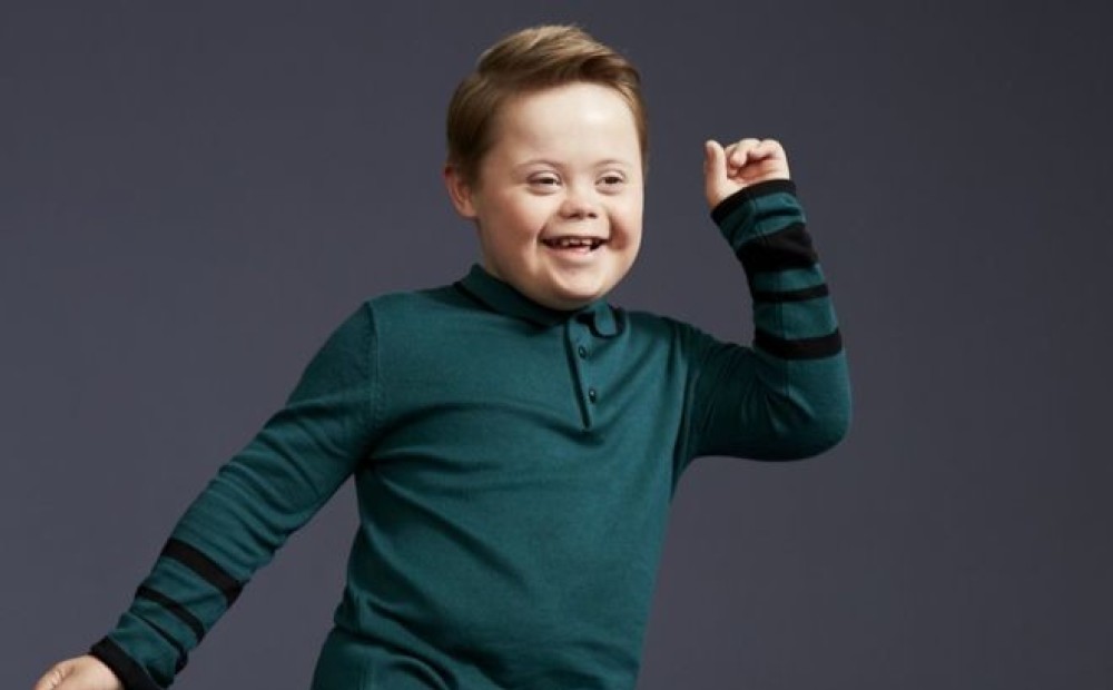 11 gadus vecs zēns ar Dauna sindromu kļūst par populāra zīmola reklāmas seju