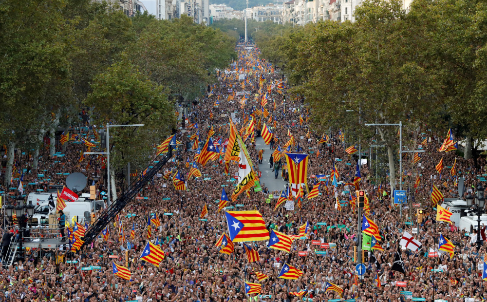 Pusmiljons cilvēku iziet Barselonas ielās un iestājas par katalāņiem