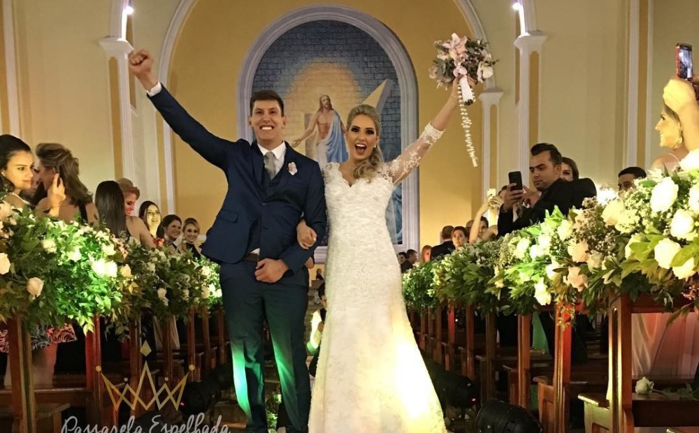 Krāšņā ceremonijā apprecējies aviokatastrofu pārcietušais 