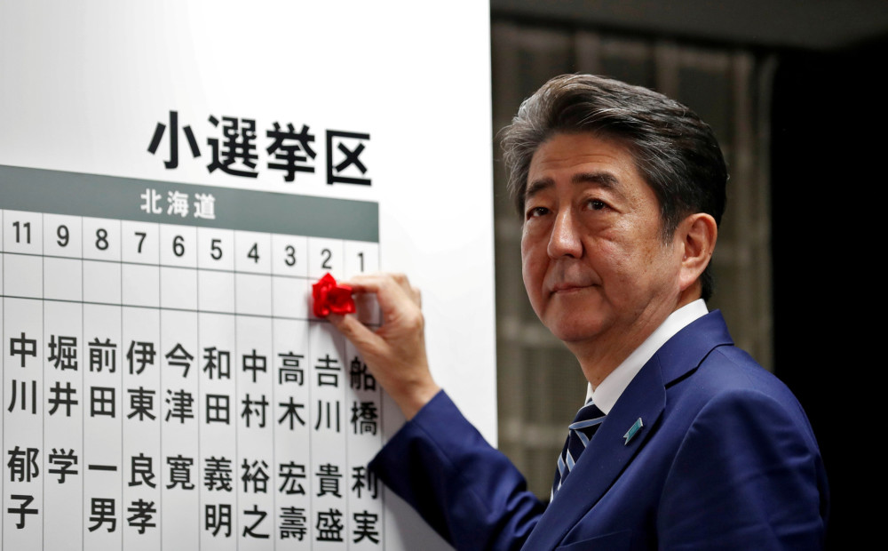 Parlamenta vēlēšanās Japānā uzvar Abes koalīcija