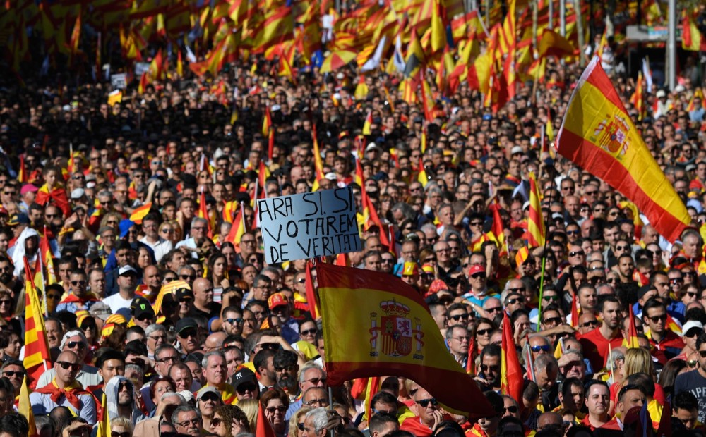 FOTO: Simtiem tūkstoši cilvēku Barselonā pauž atbalstu Katalonijas vienotības ar Spāniju