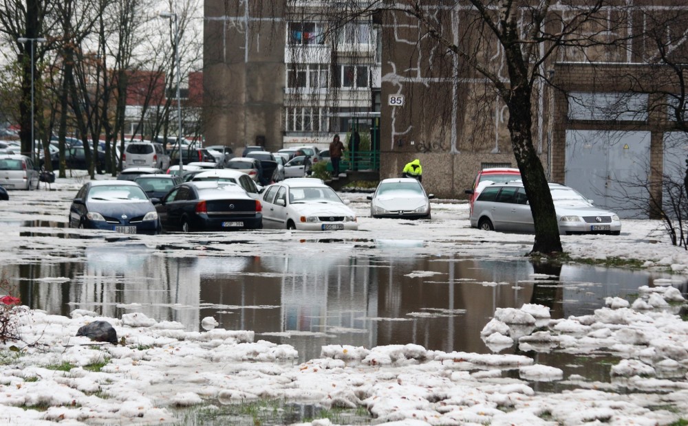 Iespaidīgs slapjdraņķis pārsteidz Klaipēdu: pilsēta pamostas ūdenī