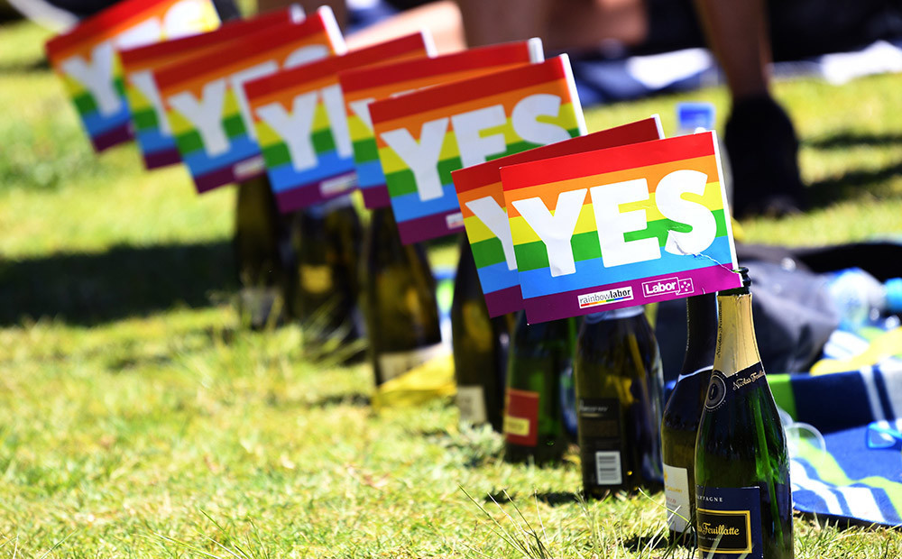 Austrālieši pasta balsojumā atbalsta viendzimuma laulību legalizāciju