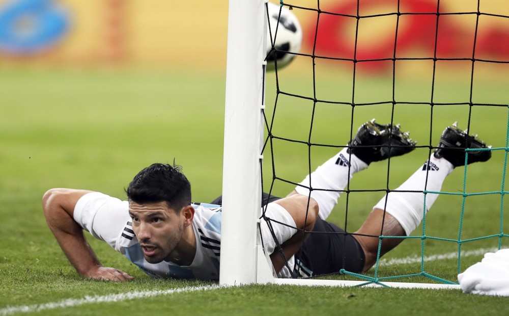 Argentīniešu futbola zvaigzne Agvero puslaika pārtraukumā noģībis izlases ģērbutvē