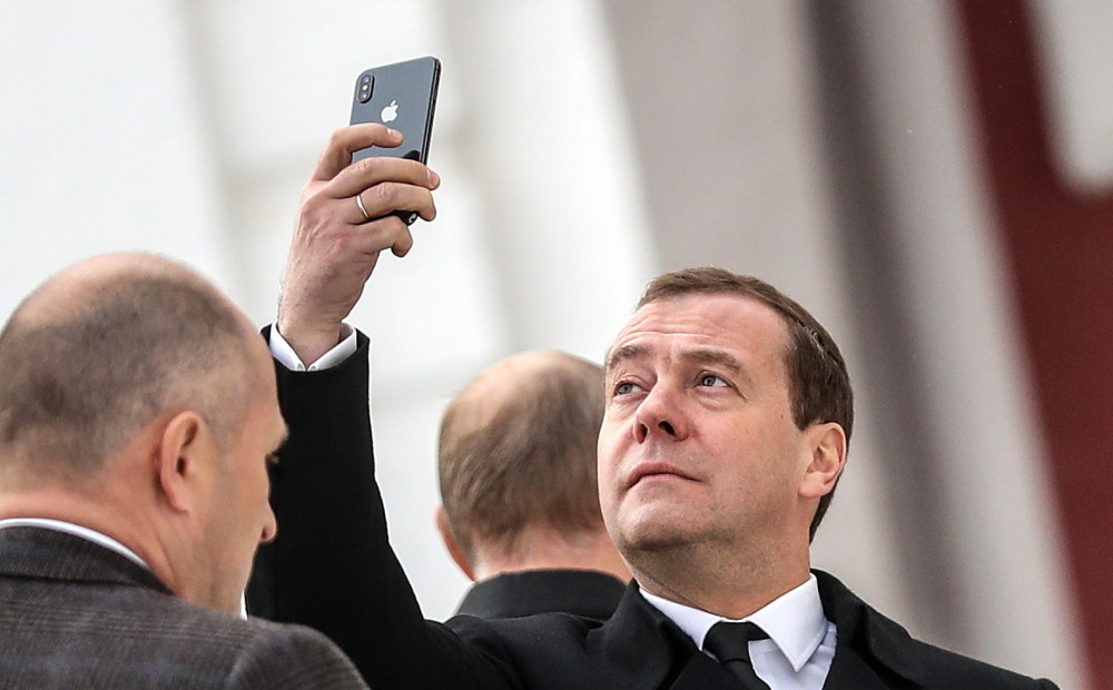 Ticis pie jaunā iPhone, Krievijas premjers Medvedevs naski to liek lietā