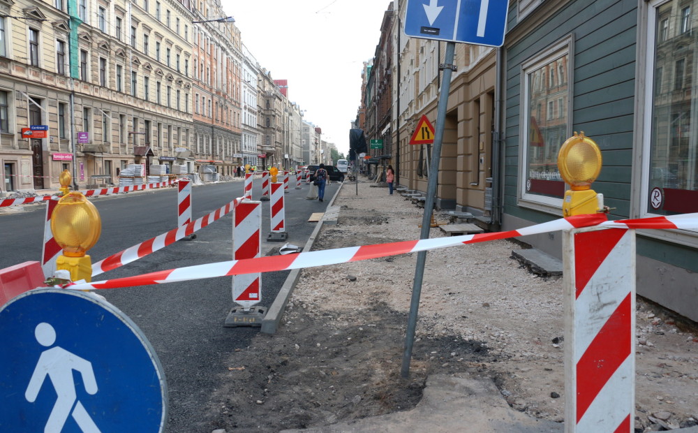Pilnīgi neviena šovasar remontētā Rīgas iela vēl nav nodota ekspluatācijai