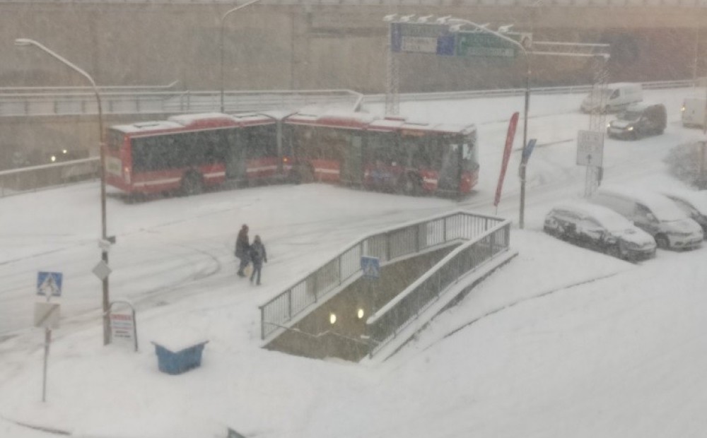 Pirmais sniegs izraisa pamatīgu satiksmes haosu Stokholmā