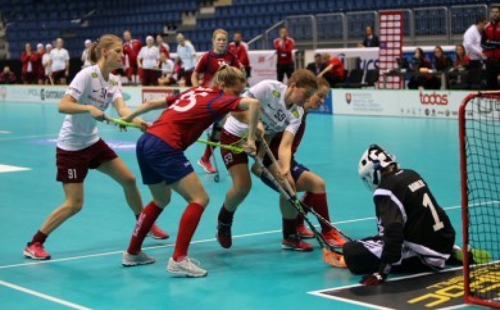 Latvijas sieviešu florbola izlase pasaules čempionātā sīvā cīņā piekāpjas Norvēģijai