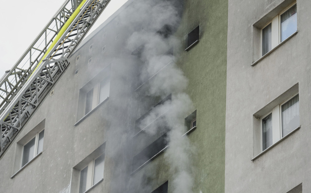 Daudzstāvu mājā Berlīnē izcēlies ugunsgrēks