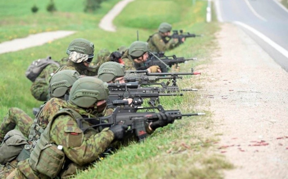 Arī Lietuva apsver pāreju uz obligāto militāro dienestu
