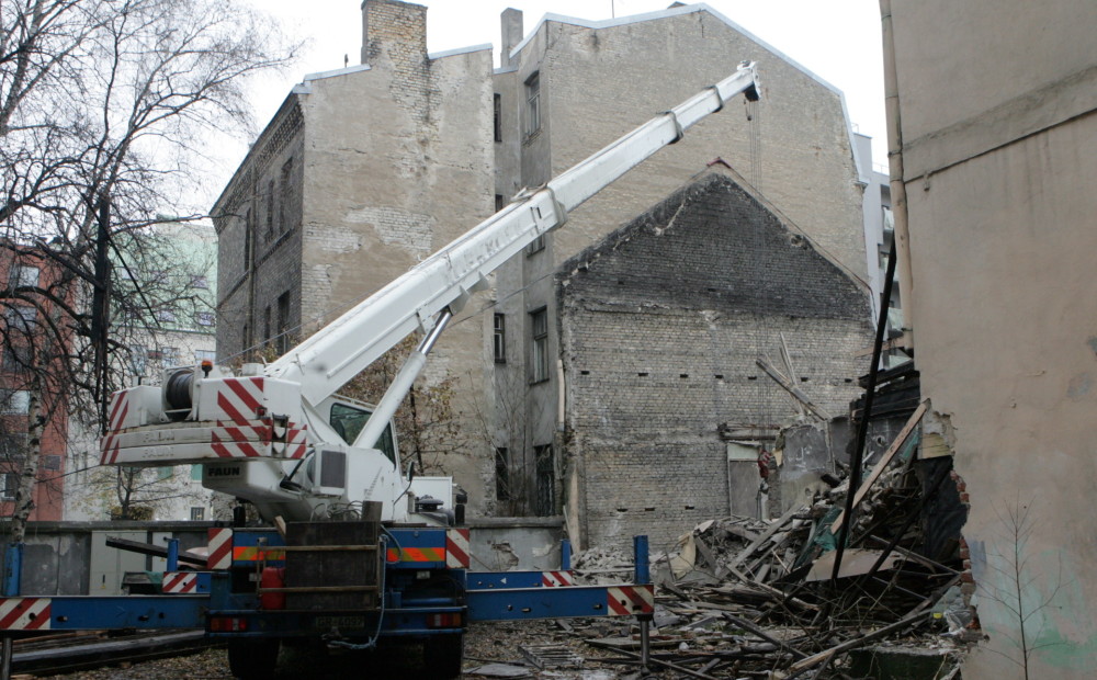 Jeruzalemes ielā Rīgā sabrukusi piecstāvu māja; no blakus ēkām evakuēti 138 cilvēki
