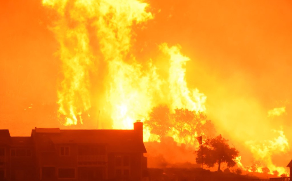 Postaža Kalifornijā vēršas plašumā: savvaļas ugunsgrēks aptvēris teritoriju Ņujorkas lielumā