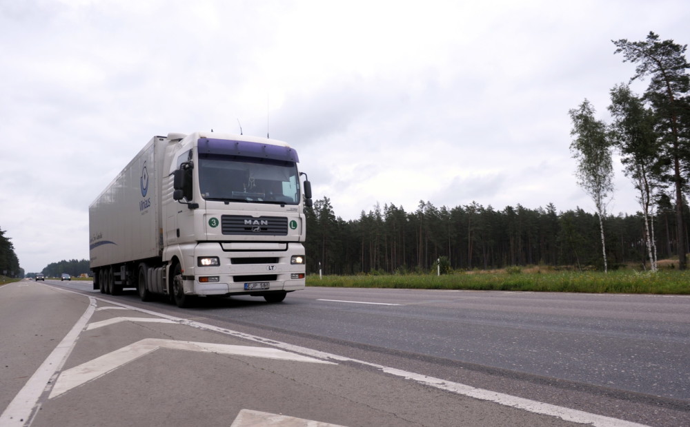 Latvijā strādājošie kravas mašīnu šoferi izdevīgāku nosacījumu dēļ varētu aizplūst uz ārvalstīm