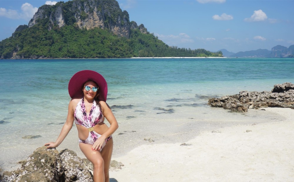Diāna Pīrāgs plunčājas un ķer saules starus Taizemes pludmalē