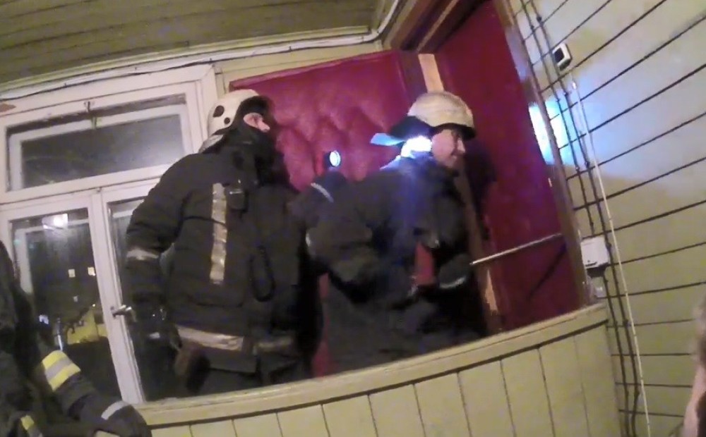 Video: policisti un mediķi Rīgā ierodas glābt sirmgalvi, par kura veselību bažījās kaimiņi