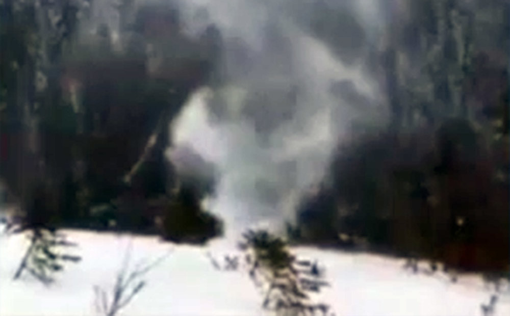 Ceļotājs Polijā nofilmē retu dabas parādību - sniega tornado