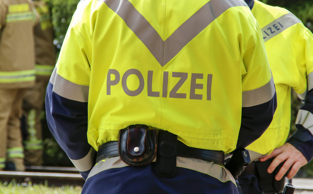 Austrijas policija “norauj” bārdu vietējam salavecim. Pārkāpts musulmaņu galvassegu aizliegums