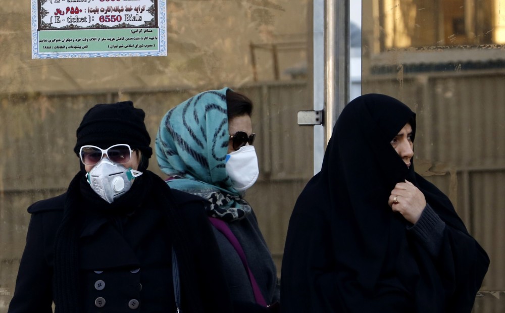 Smogs paralizē dzīvi Irānā: slēgtas skolas un rūpnīcas, cilvēki staigā sejas aizsegos