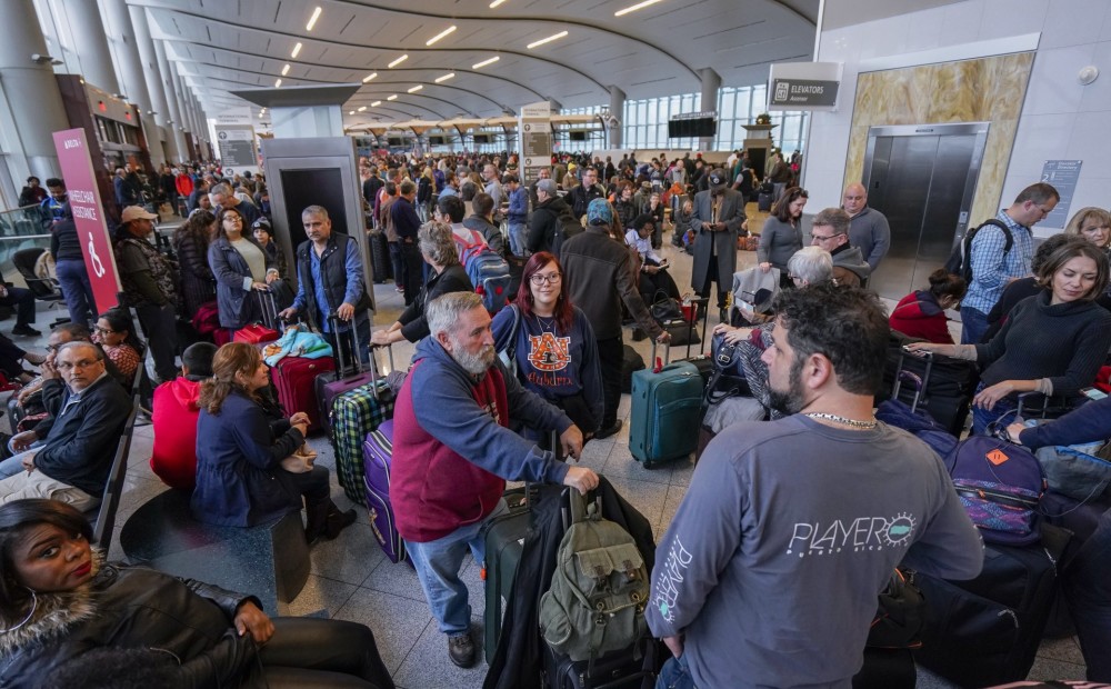 Vairāk nekā 10 stundas paralizēta Atlantas lidostas darbība: 1200 atceltu reisu un vispārējs haoss