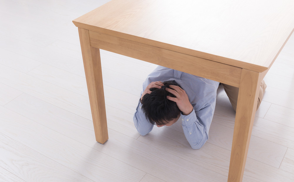 Liepājā dzīvoklī ielauzies vīrietis cenšas paslēpties zem galda