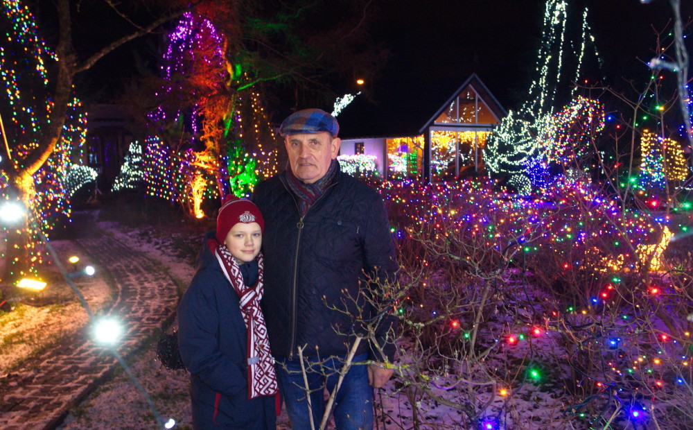 Traki un skaisti! Bijušais Rīgas mērs Andris Ārgalis pagalmā izkar 200 000 Ziemassvētku lampiņu!!!