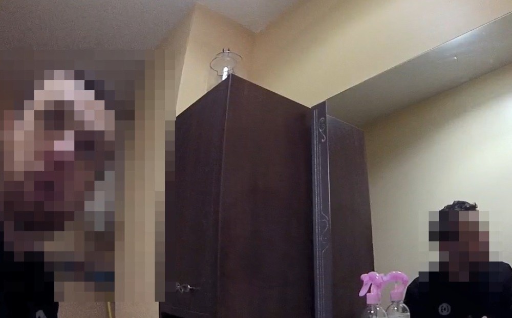 Video: vīrietis Rīgā ieslēdzas skaistumkopšanas salona tualetē un veic tur sevis sakopšanas rituālus