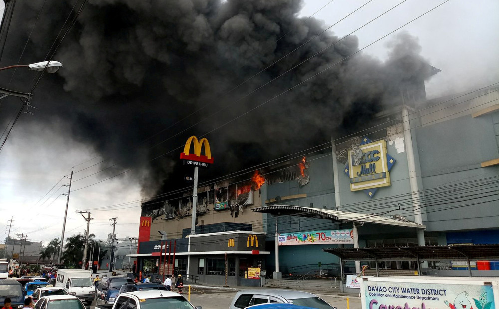Atrastas Filipīnu lielveikala ugunsgrēkā pazudušo 36 cilvēku mirstīgās atliekas