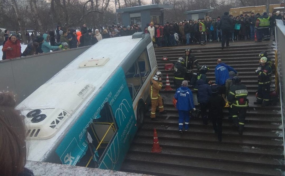 Traģēdija Maskavā: satiksmes autobuss iebraucis pazemes pārejā; ir mirušie
