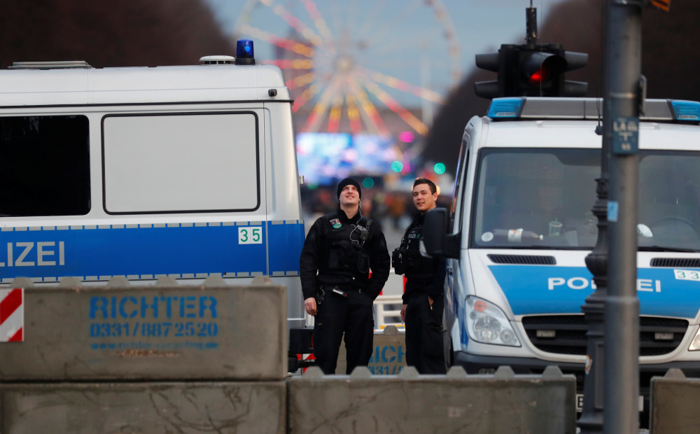 Vācijas policija atzīst Berlīnes metro uzbrucēja iespējamo saistību ar islāmistiem