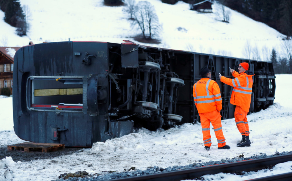FOTO: milzu vējš Šveicē nopūš no sliedēm pasažieru vilcienu; ir cietušie
