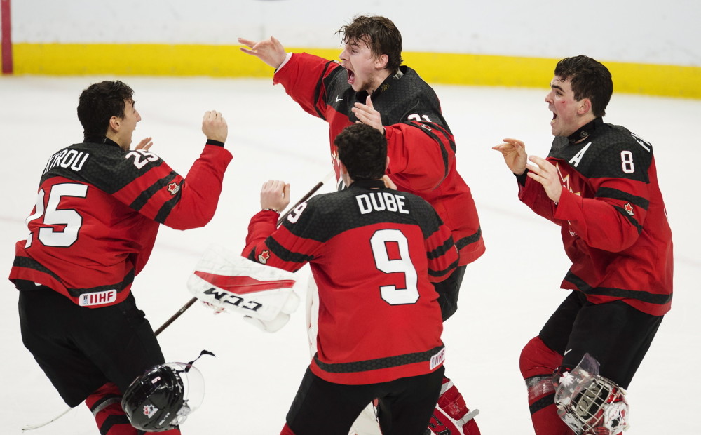 Kanādas jaunie hokejisti triumfē dramatiskā cīņā triumfē U-20 pasaules čempionātā