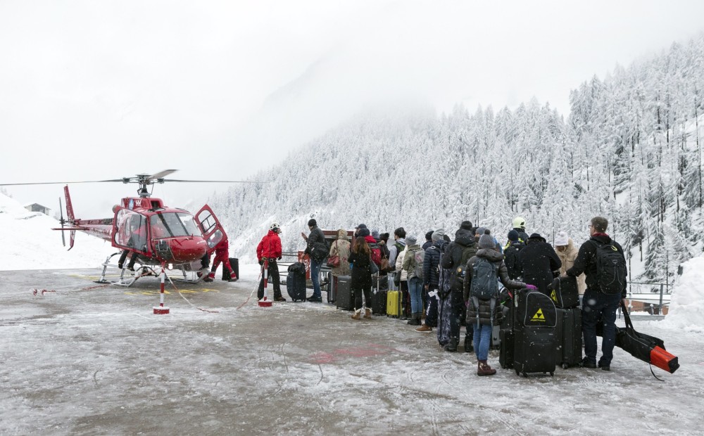 Dabas stihijas dēļ Šveices slēpošanas kūrortā iesprostoti 13 000 tūristu
