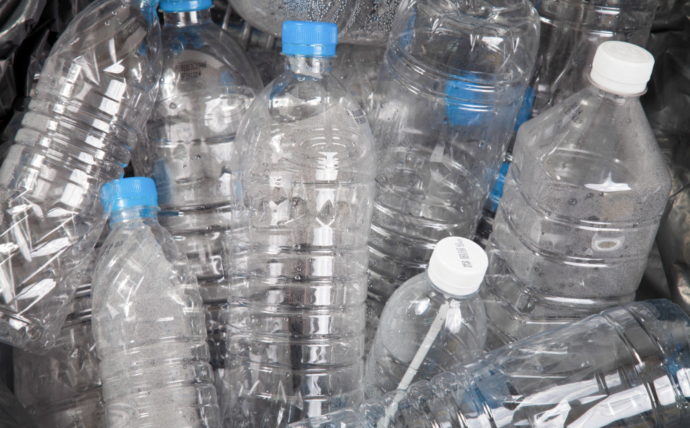 ES plāno ar nodokli aplikt plastmasas iepakojumu