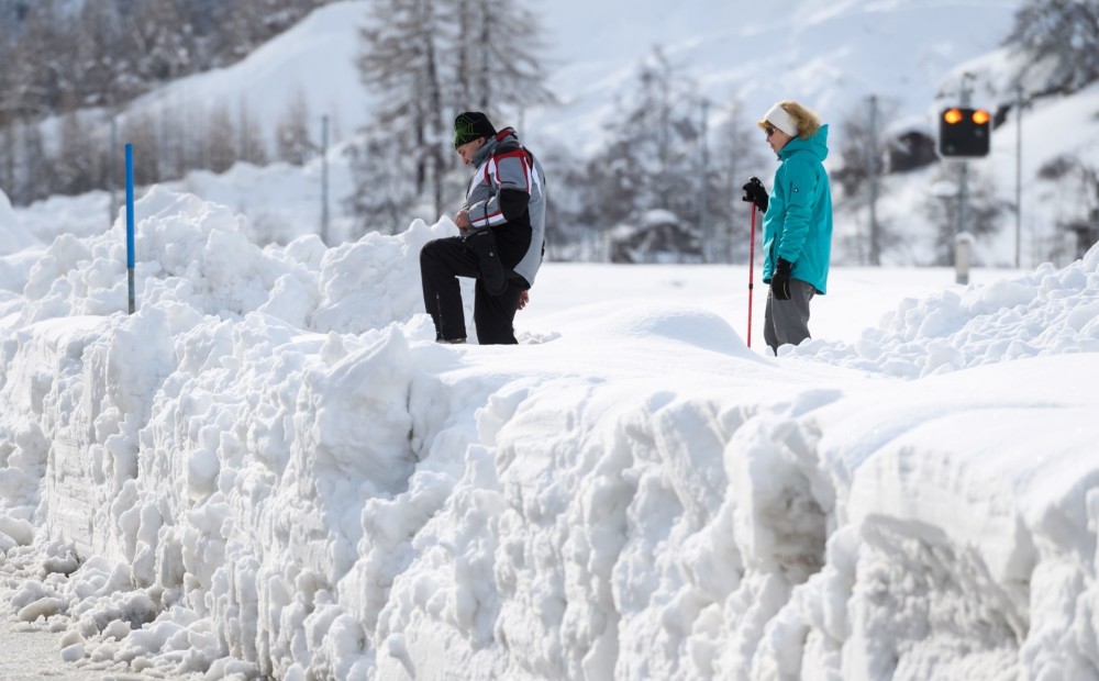 Nav ziņu par Latvijas valstspiederīgajiem, kas snigšanas dēļ būtu iesprostoti slēpošanas kūrortā Šveicē