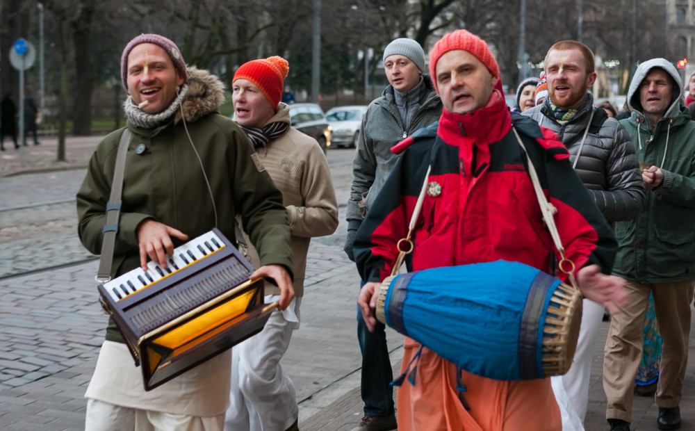 Smaidīgie cilvēki savādās drēbēs dejo un dzied Rīgas centrā. Kāpēc? Dodamies gājienā kopā ar Krišnas centra biedriem