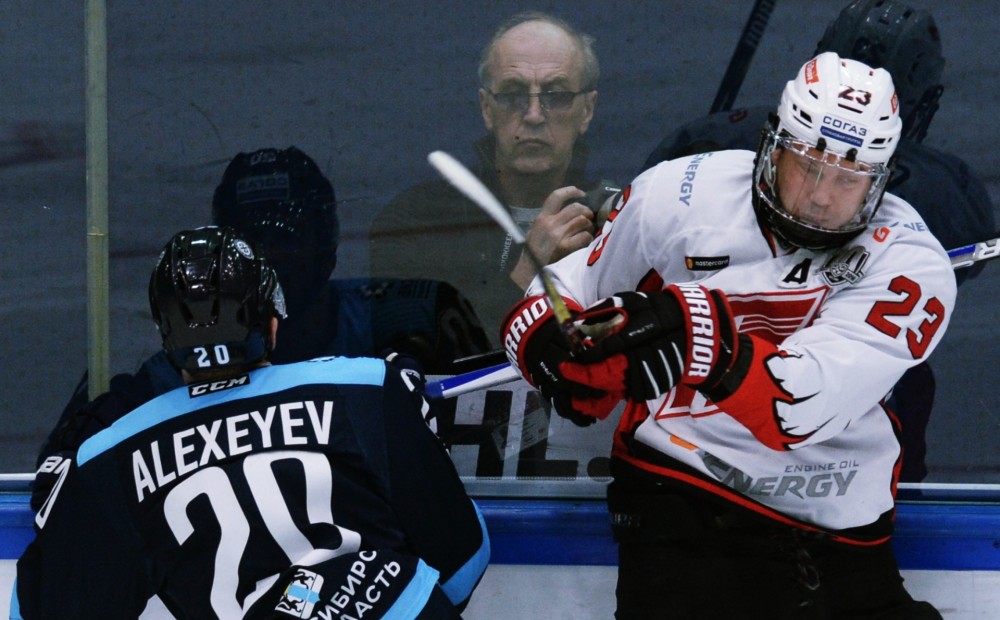 Krievu mediji apgalvo, ka šajā video redzams, kā KHL hokejisti salauž komandas biedram degunu un iekausta viņa sievu