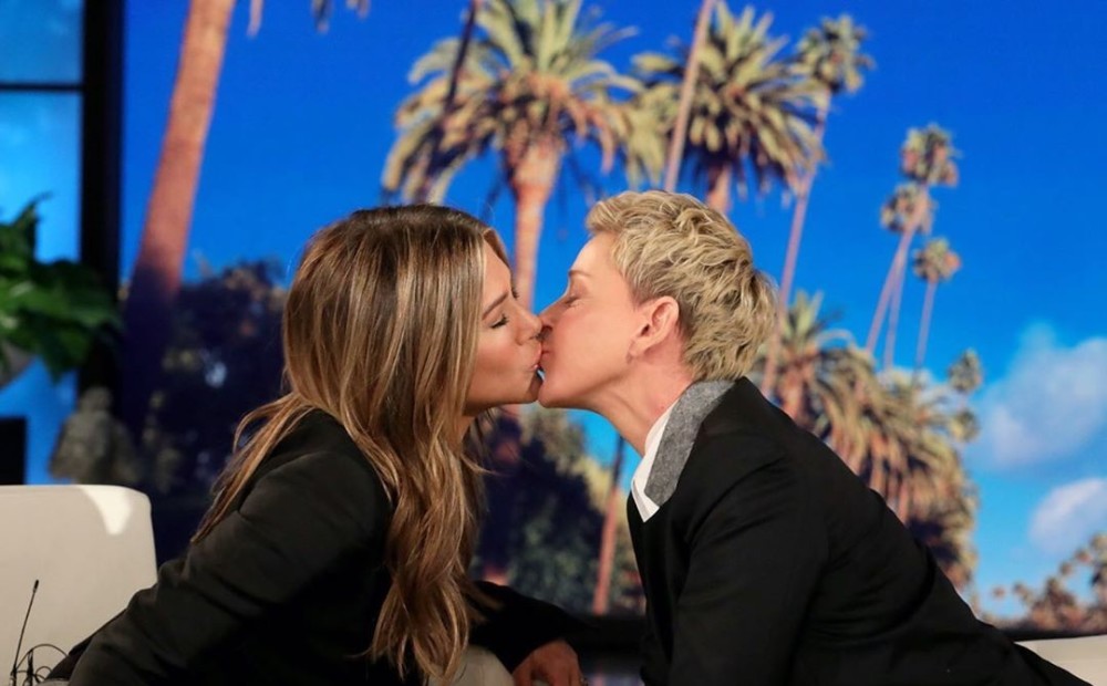 Aniston jennifer kiss lesbian