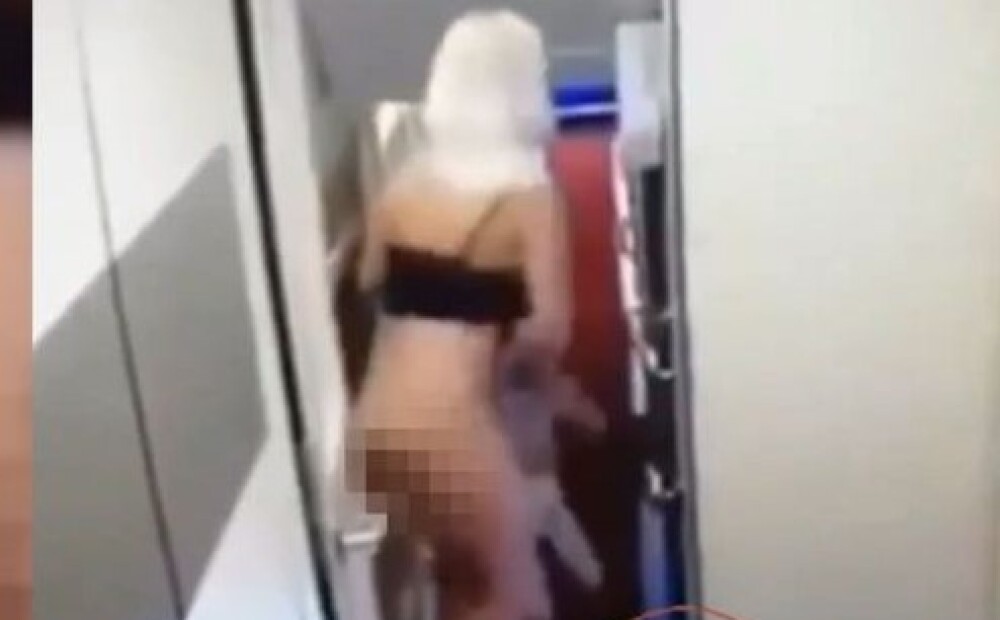 Полная женщина с большой жопой попалась на скрытую камеру в туалете ресторана