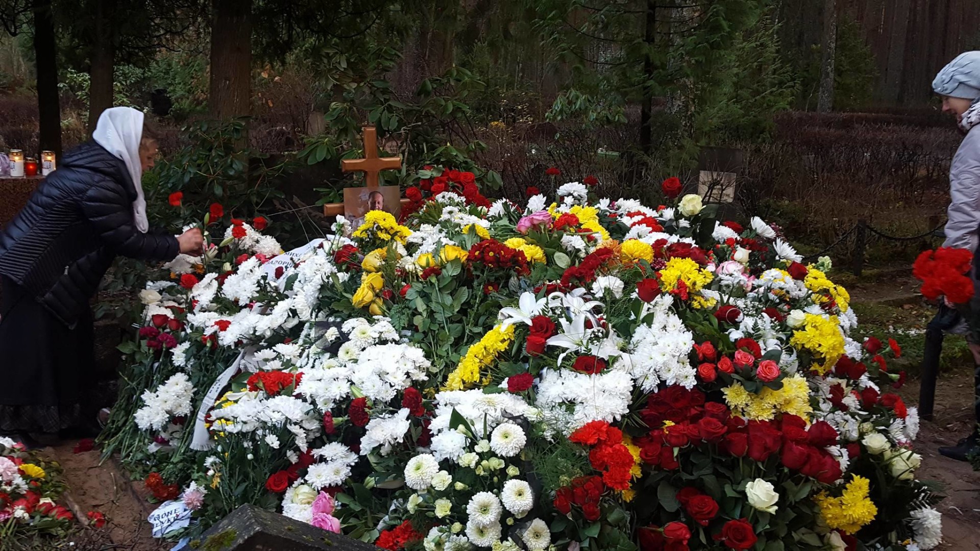 Задорнова похоронили. Могила Михаила Задорнова. Кладбище в Юрмале.