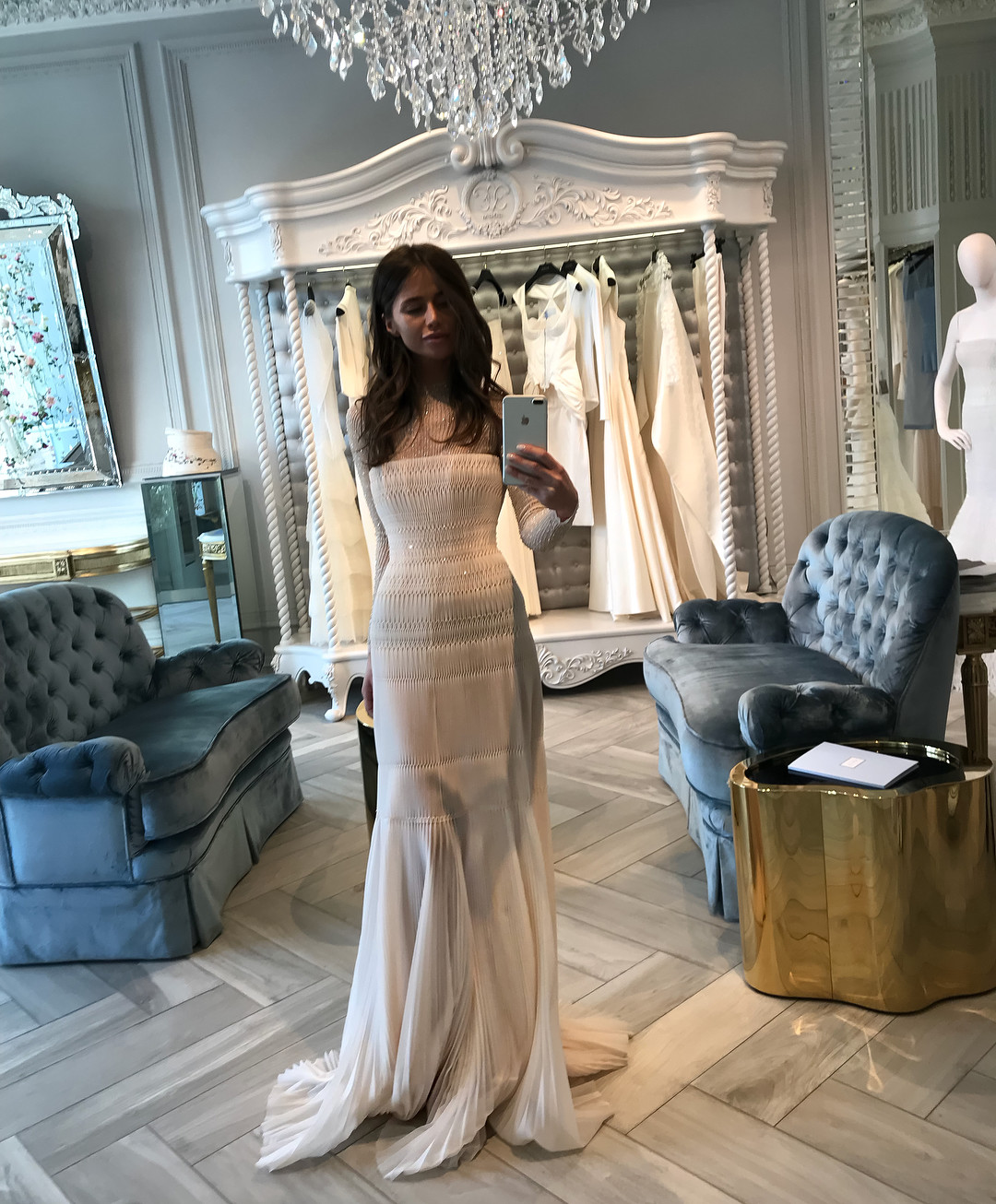 Благодаря ему это платье. Платье непонятного цвета. Благодаря ему это платье. Благодаря ему это платье. Цвет платья.