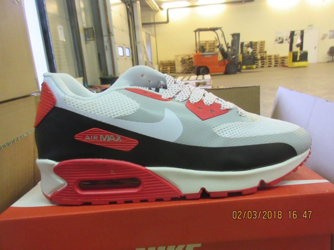 Паленые кроссовки найк. Фейковые кроссовки Nike.