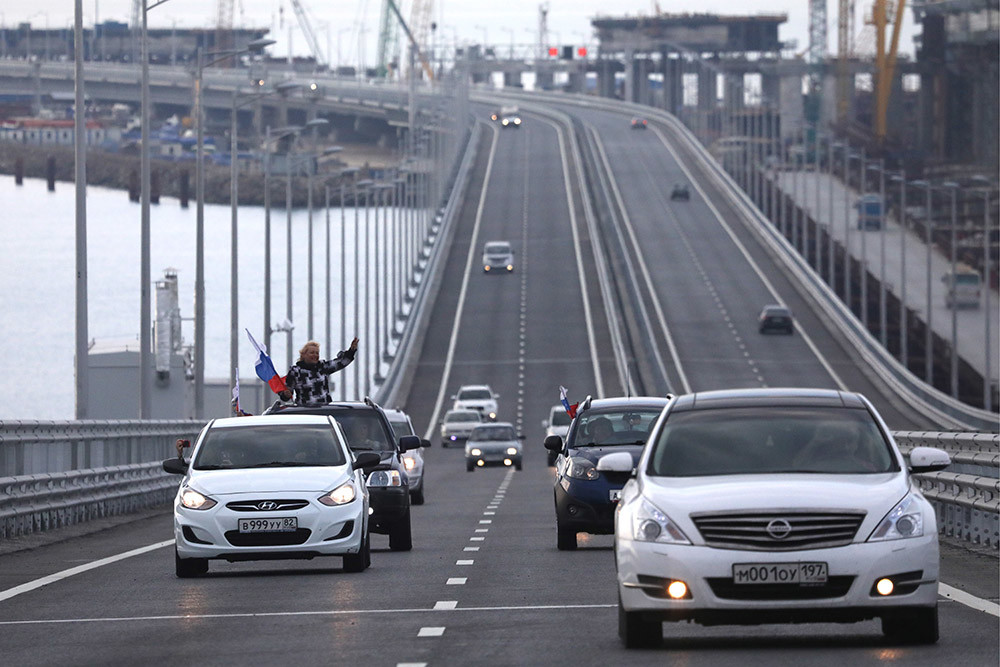 Автомобиль едет по мосту. Крымский мост машины. Машина едет по мосту. Машины едут по Крымскому мосту. Крымский мост движение автомобилей.