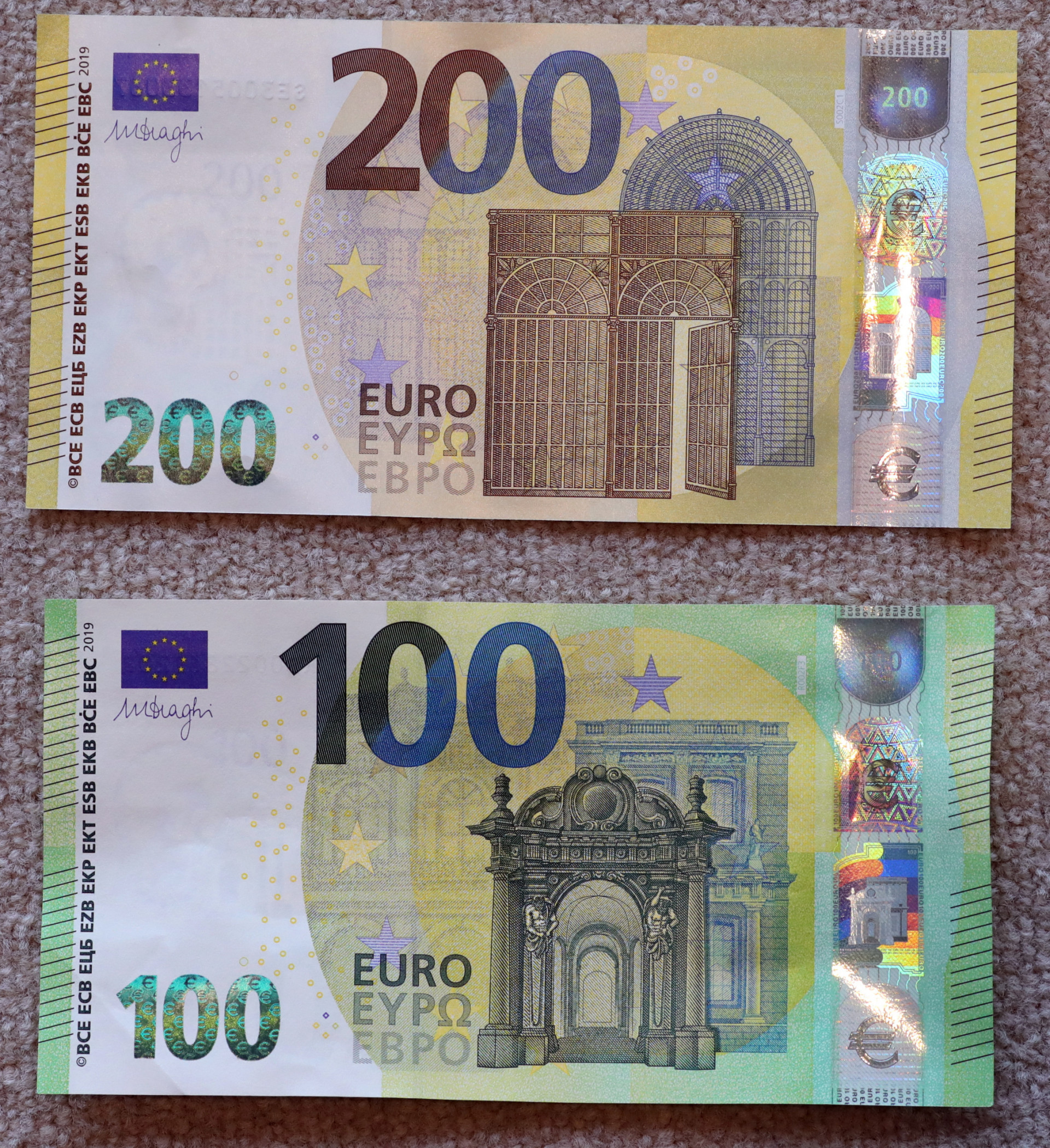 Купюры евро номиналы. Купюра 200 евро. Евро банкноты номинал 200. 200 Евро купюра новая. Купюра 200 евро как выглядит.