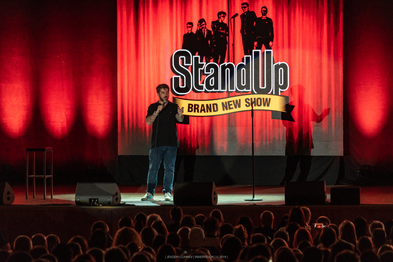 Стенда концерт. Stand up выступление. Шоу стенд ап логотип. Stand up концерт. Заставка Stand up на ТНТ.