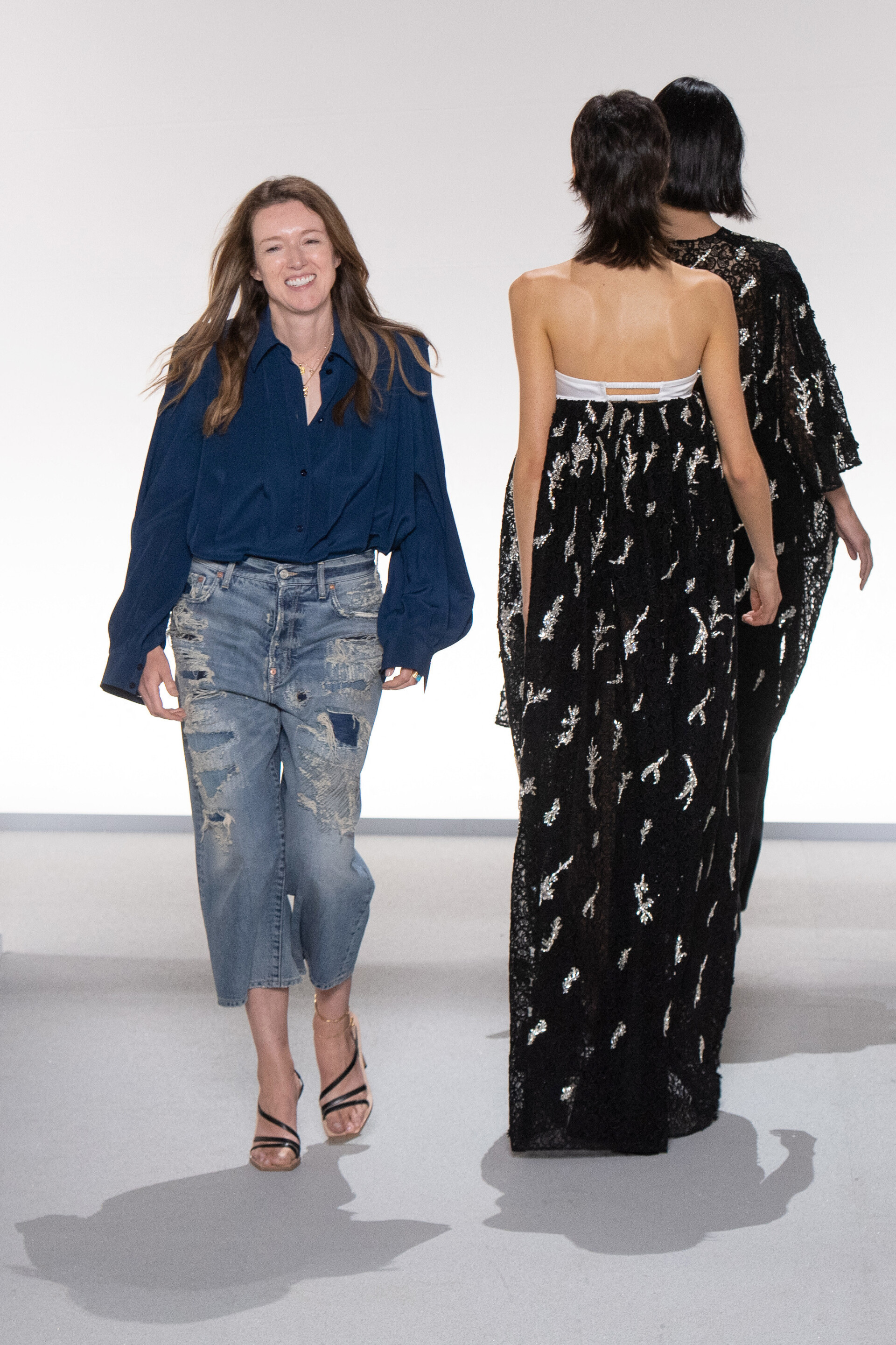 scale generation Whichever Modes namu "Givenchy" negaidīti atstāj dizainere, kura radījusi Meganas  Mārklas kāzu kleitu | Jauns.lv